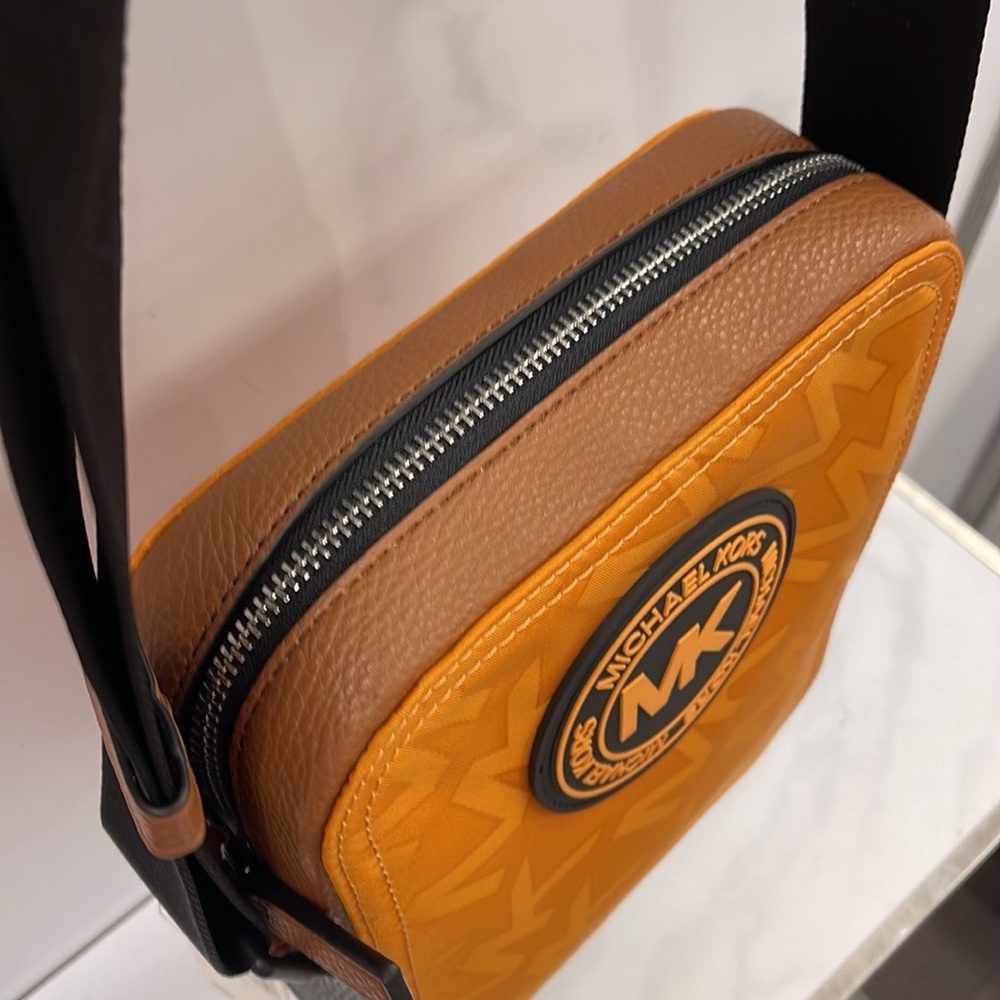 Michael Kors Kent Flight Bag Crossbody Honey Comb - Picture 15 of 16
